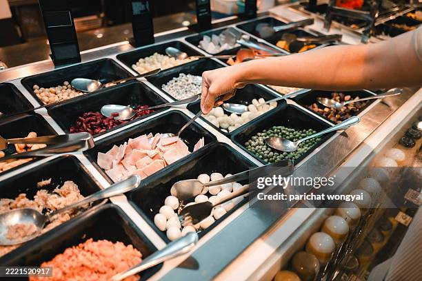 close-up, de, um, mão, agarrando, pinças, selecionando, fresco, ingredientes, de, um, vibrante, salada, bar, em, um, movimentado, supermercado, setting - pinça utensílio de servir - fotografias e filmes do acervo