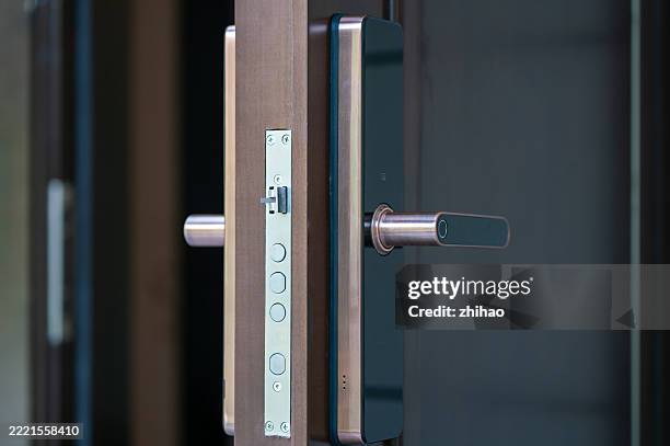 modern door handle and lock mechanism - hefboom stockfoto's en -beelden