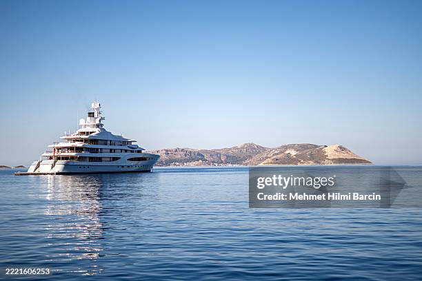 luxury big yacht - motorjacht stockfoto's en -beelden