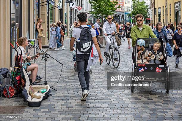 straßenmusiker, fußgänger und radfahrer in der fußgängerzone - fußgängerzone stock-fotos und bilder