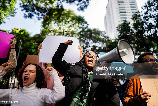 persone che protestano all'aperto - movimento sociale foto e immagini stock