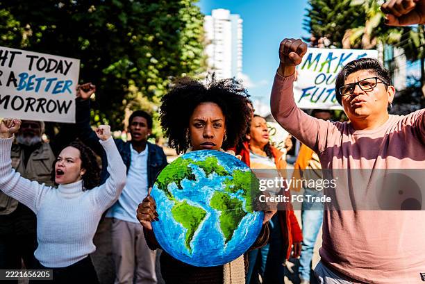 retrato de jovem ambientalista durante protesto - justiça climática - fotografias e filmes do acervo