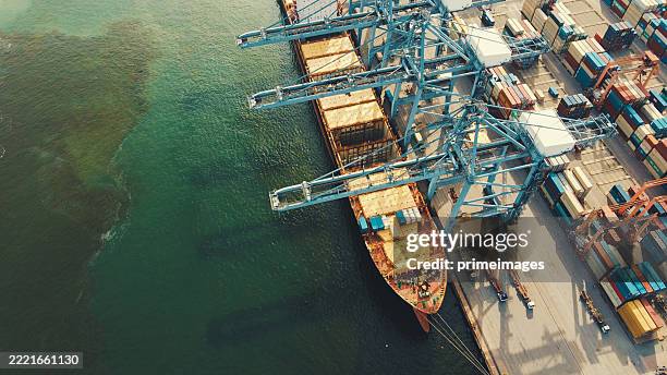 vista de cima para baixo do pátio de embarque preenchido com contêineres de carga coloridos e veículos logísticos aéreo terminal de contêineres com layout de frete organizado e distribuição logística global - shipping container top view - fotografias e filmes do acervo