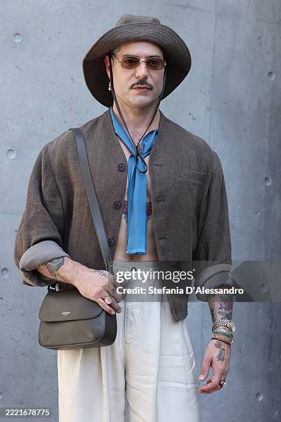 Kadu Danta arrives at the Giorgio Armani fashion show during the Milan Menswear Spring/Summer 2026 Fashion Week on June 23, 2025 in Milan, Italy.