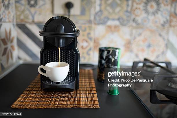 coffee flowing into white cup from capsule machine - máquina de café imagens e fotografias de stock
