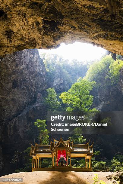 temple in a stalactite cave, phraya nakhon cave, khao sam roi yot national park, hua hin, prachuap khiri khan, thailand, asia - phraya-nakhon-cave photos et images de collection