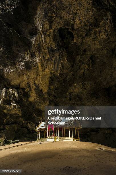 temple in a stalactite cave, phraya nakhon cave, khao sam roi yot national park, hua hin, prachuap khiri khan, thailand, asia - phraya-nakhon-cave photos et images de collection