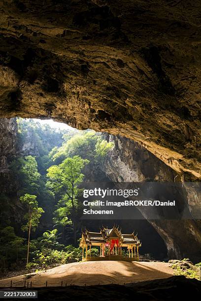 temple in a stalactite cave, phraya nakhon cave, khao sam roi yot national park, hua hin, prachuap khiri khan, thailand, asia - phraya-nakhon-cave photos et images de collection