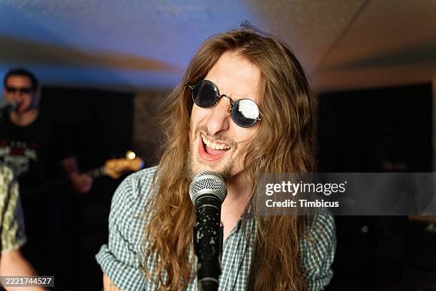 energetic male singer performing live with passion and style - músico de rock imagens e fotografias de stock