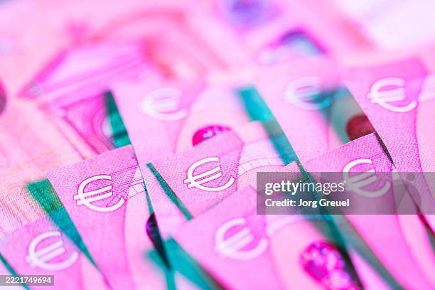 euro symbol on 50 euro banknotes - nota de euro da união europeia imagens e fotografias de stock