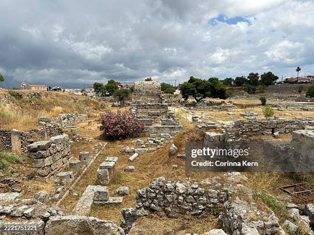 ruins of ancient corinth under stormy sky - templo de apolo corinto imagens e fotografias de stock