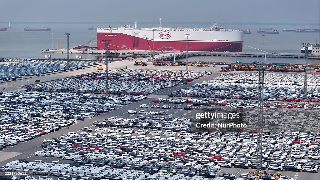 Car Loading Ship The world's largest loading capacity car roll-on/roll-off ship docks ...