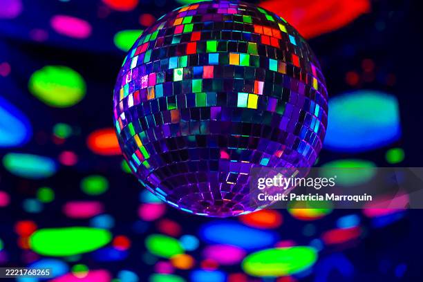 disco ball in black light - luces de discoteca fotografías e imágenes de stock