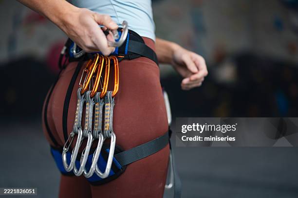 gros plan d’un grimpeur préparant son équipement au gymnase intérieur - mousqueton photos et images de collection