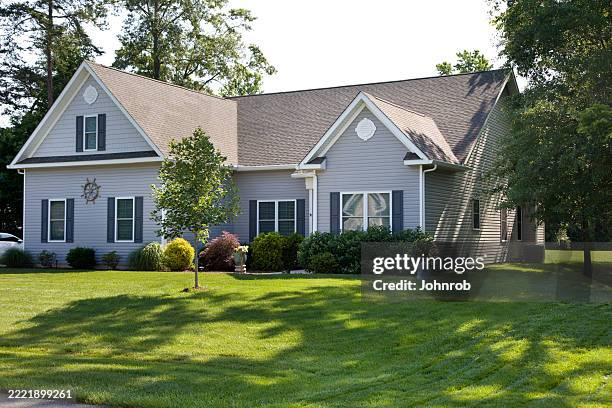 suburban home exterior in summer - telhado imagens e fotografias de stock