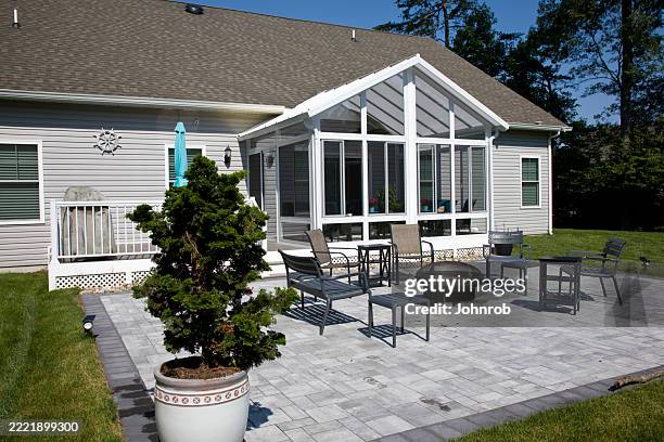 terraza y patio de la casa suburbana - terraza fotografías e imágenes de stock