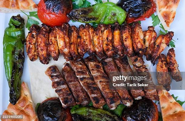 photo d’archive traditionnelle de kebab mixte - viande rouge photos et images de collection