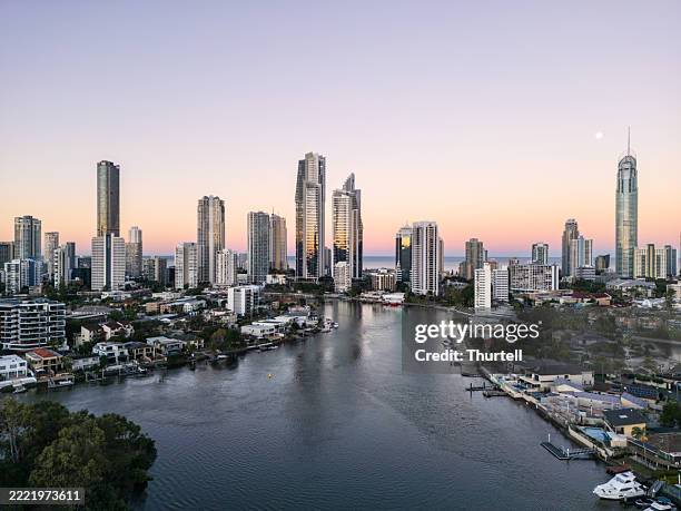 wunderschöne dämmerungsluftaufnahme von surfers paradise, gold coast - queensland stock-fotos und bilder