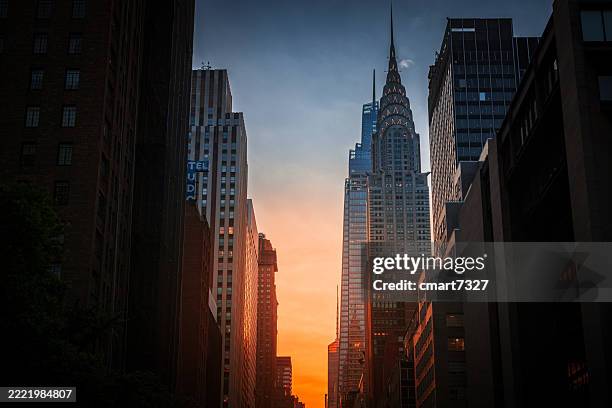 looking down 42nd street at sunset - new york imagens e fotografias de stock