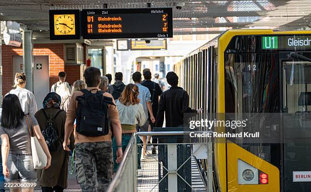 rückansicht von menschen an der u-bahn-station warschauer straße neben einer u-bahn - öffentliches verkehrsmittel stock-fotos und bilder