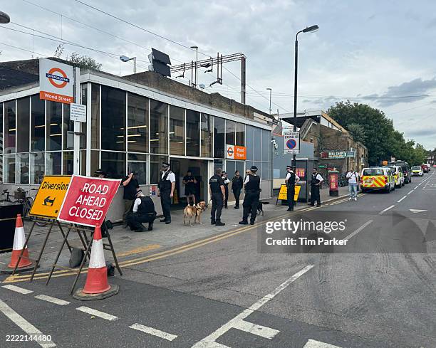 police officers outside a train station - funcionário público imagens e fotografias de stock