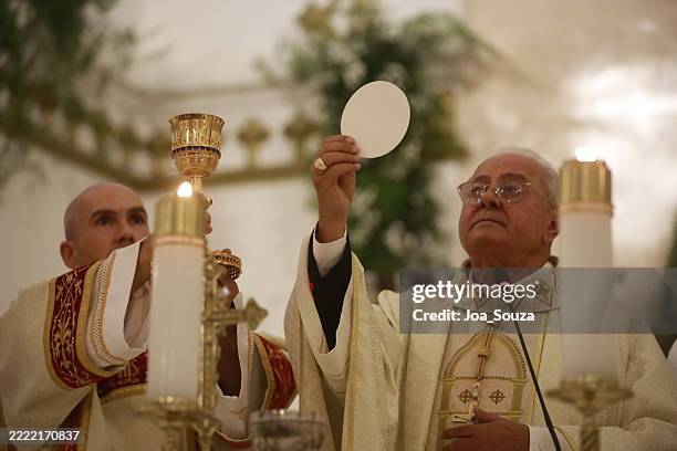 mass in catholic church - cathedral of the most blessed sacrament stock pictures, royalty-free photos & images