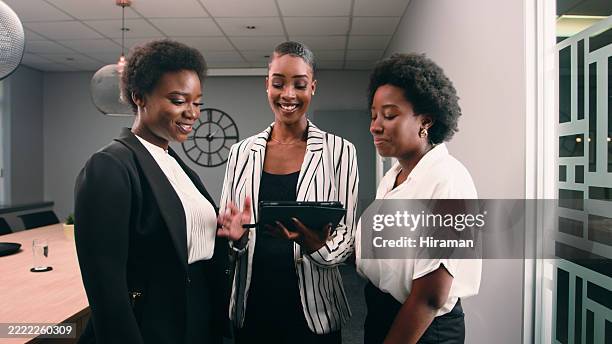 diverse group of businesswomen collaborating in modern office environment - hierarquia de corporação imagens e fotografias de stock