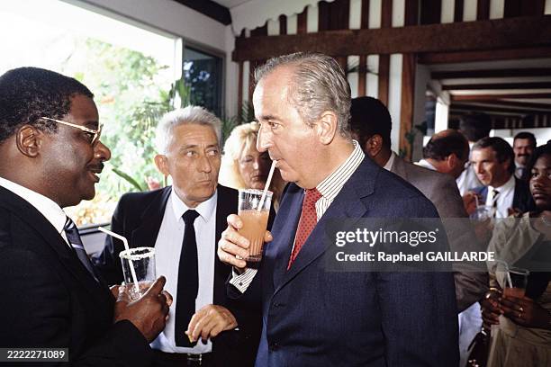 Bernard Pons, Ministre des Départements et territoires d'outre-mer, et Edouard Balladur, Premier ministre, pendant un cocktail lors de leur visite...