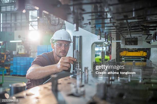 factory worker is programming a cnc milling machine with a tablet computer. - manual worker milling machine operator photos et images de collection