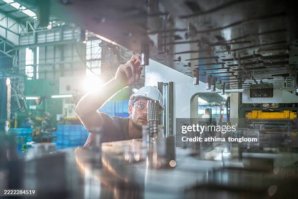 factory worker is programming a cnc milling machine with a tablet computer. - manual worker milling machine operator photos et images de collection