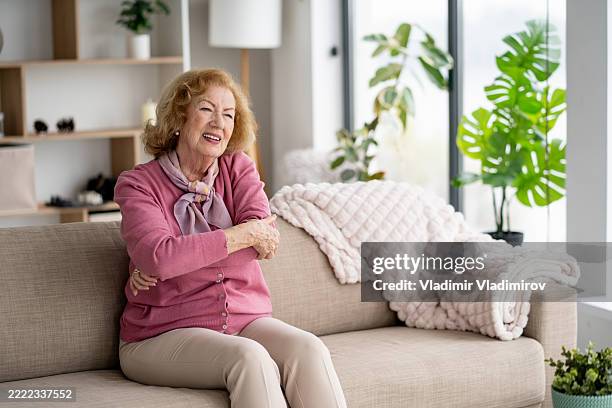 donna anziana con dolore al gomito - gotta foto e immagini stock