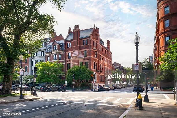 incrocio in commonwealth avenue, boston - viale foto e immagini stock
