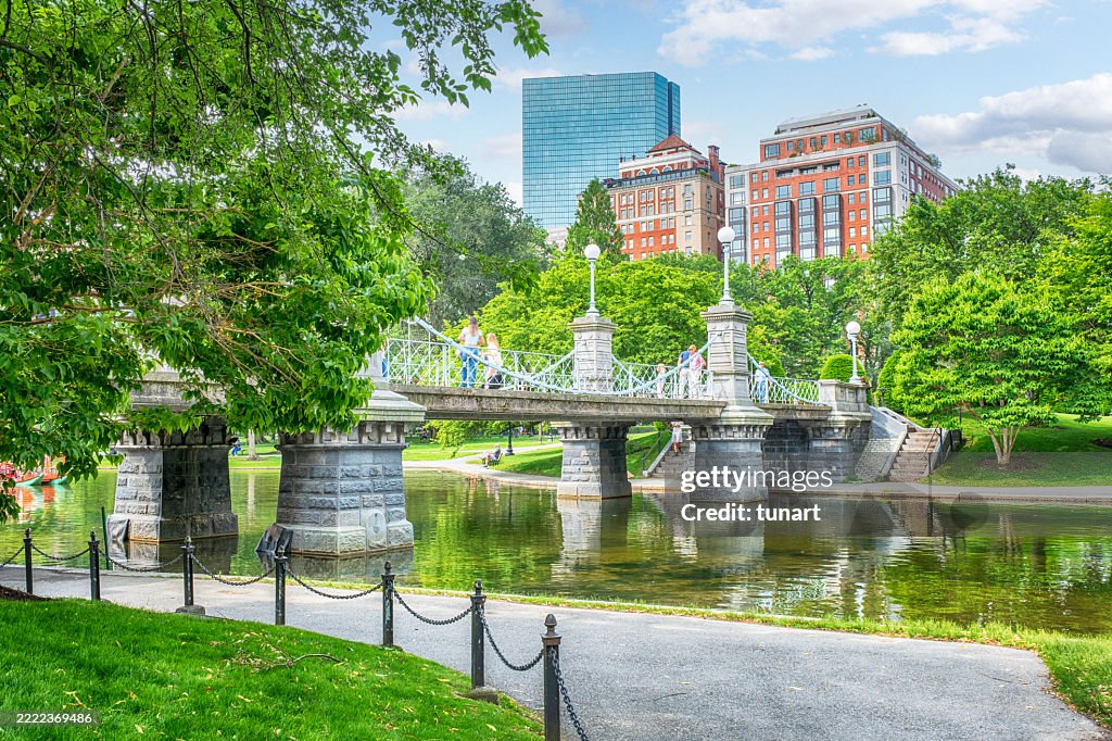 Ponte pedonal e paisagem urbana no Boston Common Park