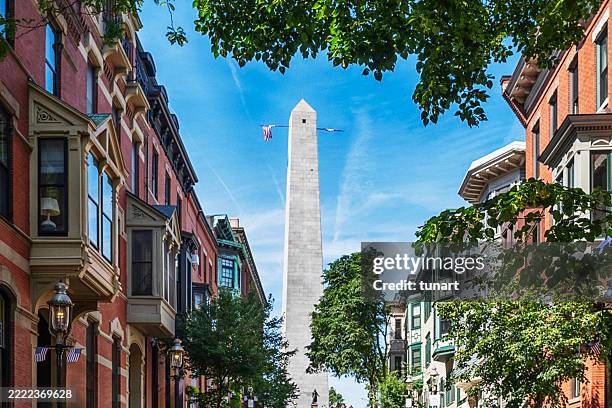 traditional architecture and bunker hill monument in charlestown, boston - atlântico central eua imagens e fotografias de stock