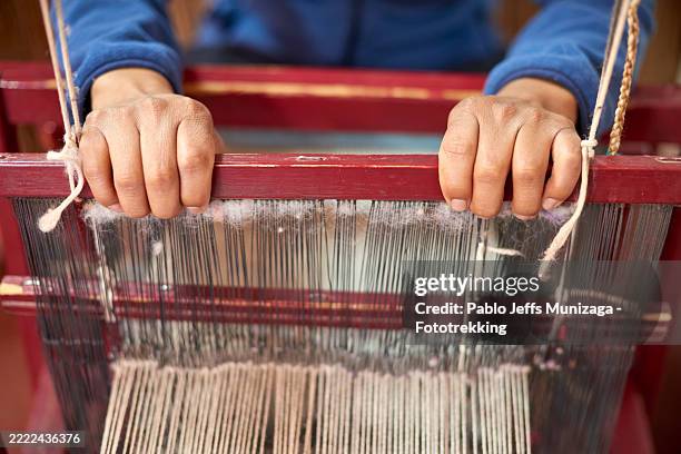 artisan weaving traditional andean textiles on a wooden loom - lana foto e immagini stock