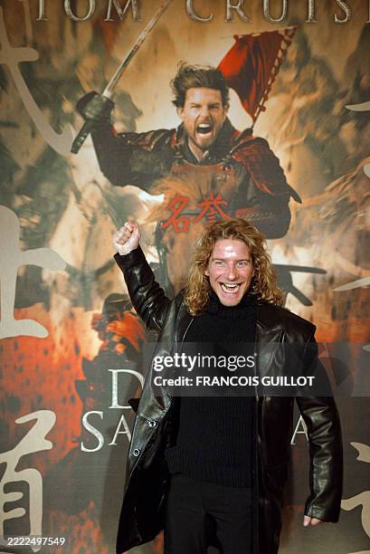Le patineur Gwendal Peizerat pose, le 09 janvier 2004 dans le hall du cinéma Le Grand Rex à Paris, lors de l'avant-première du film Le Dernier...