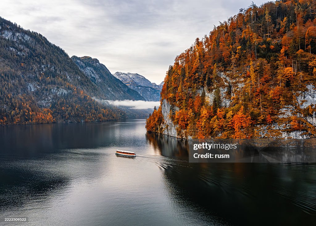 Herbstmorgendliche Luftaufnahme des Königssees im Nationalpark Berchtesgaden, Deutschland