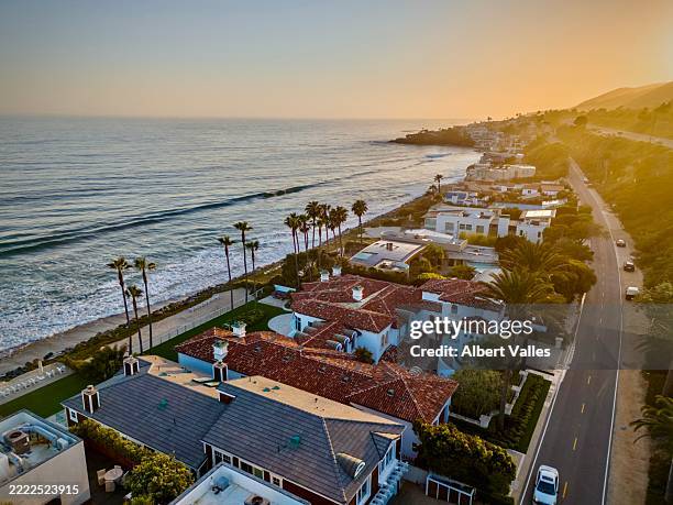 a—aerial-view-of-pacific-coast-highway-fron-the-city-of-malibu-on-a-about-sunset - malibu stock-fotos und bilder