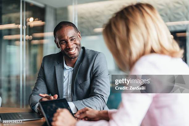 kundenberatung in modernen, minimalistischen büroräumen. lieferanten-meeting. - bankdirektor stock-fotos und bilder