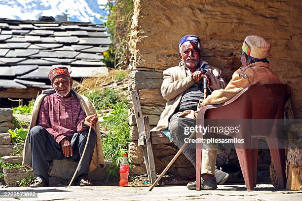 une apparition candide d’hommes locaux en vêtements traditionnels dans le village de jana, vallée de kullu, himachal pradesh, inde - himachal pradesh photos et images de collection