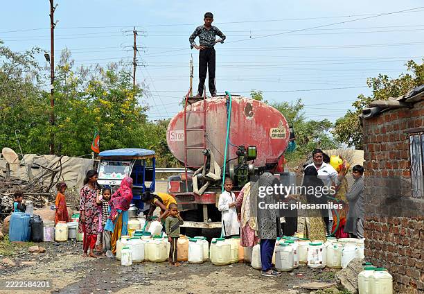 lieferung von frischwasser per tankwagen an marginalisierte bustee-gemeinschaft, bhopal, madhya pradesh, indien - wassermangel stock-fotos und bilder