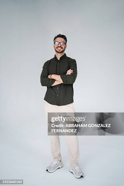 retrato de un joven hombre de negocios sonriente con los brazos cruzados y las gafas, aislado sobre un fondo blanco, mirando a la cámara - encuadre de cuerpo entero fotografías e imágenes de stock
