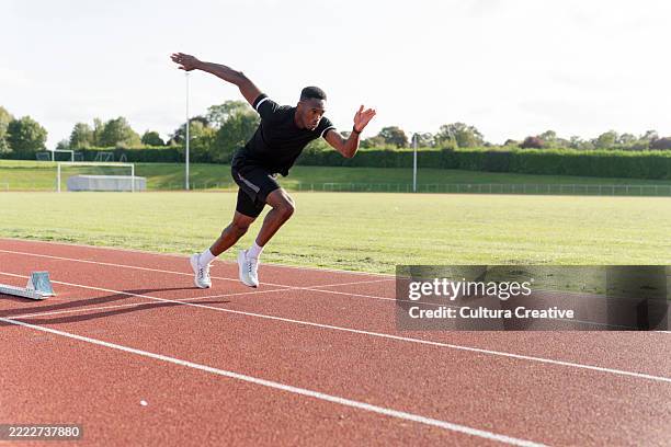 athlete sprinting at running track - mens track stock pictures, royalty-free photos & images
