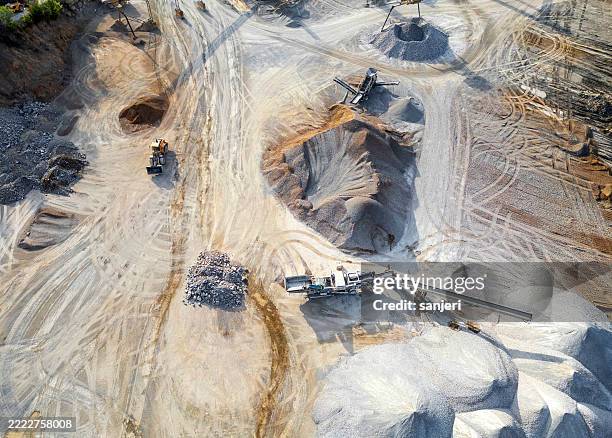 vista aérea de operaciones de canteras industriales con maquinaria pesada y patrones de excavación - piedra caliza fotografías e imágenes de stock