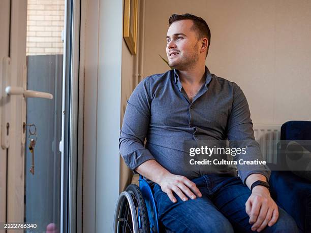 Man Stuck In Window 211 Man Trapped Behind Glass Stock Photos, High-Res Pictures, and ...