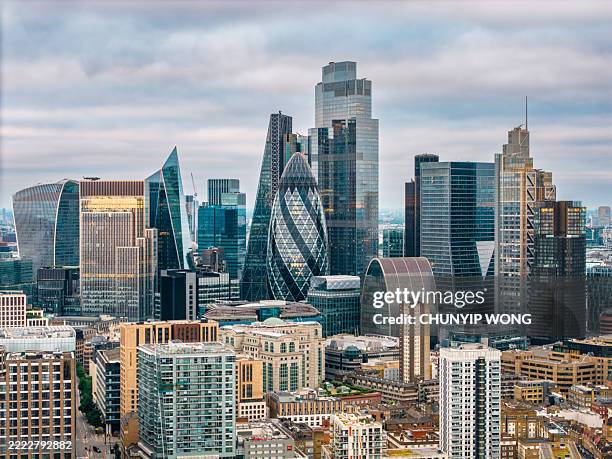 london skyline showing modern buildings on a cloudy day - londres imagens e fotografias de stock