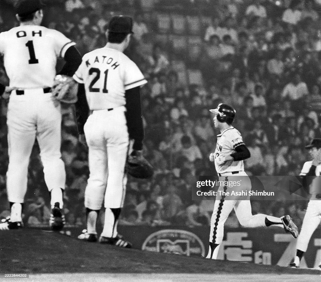 Yomiuri Giants v Hanshin Tigers