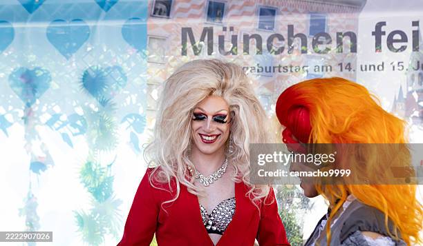 drag queen unterhält besucher beim 867. stadtjubiläum münchens – juni 2025 - transvestit stock-fotos und bilder