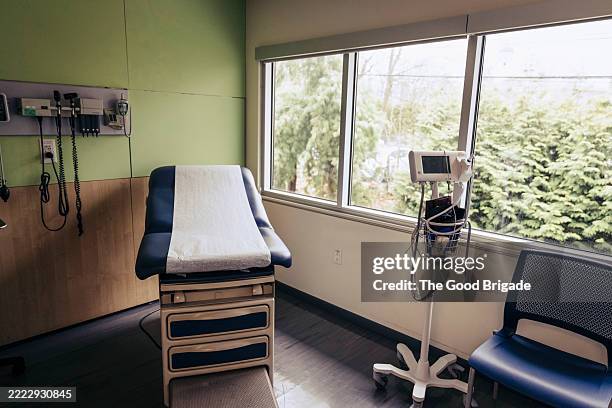 empty examination room at doctor's office - dokterspraktijk stockfoto's en -beelden