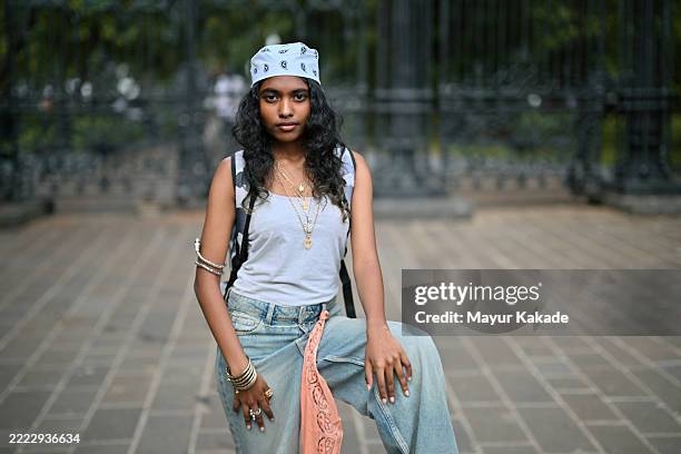 confident teenage girl in casual street style outfit - dark skin tone stock pictures, royalty-free photos & images